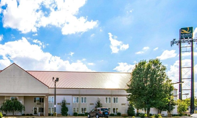 Elizabethtown Hotel | Relax at Quality Inn & Suites with Oceanfront Views
