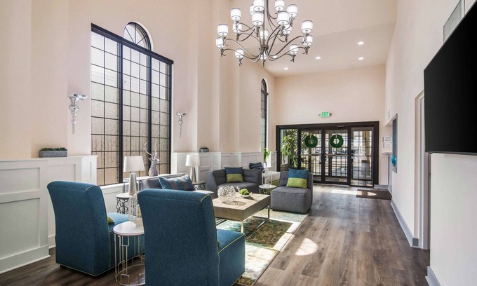 Lake City Hotel | Comfortable Quality Inn & Suites with Family-Friendly Amenities