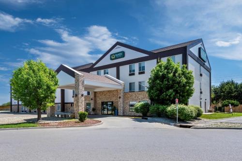 Manhattan Hotel | Pet-Friendly Quality Inn & Suites with Complimentary Breakfast