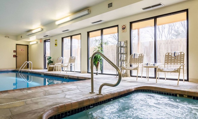 Manhattan Hotel | Comfortable Quality Inn & Suites with Breakfast Included