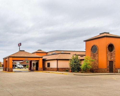 Marion Hotel | Relax at Quality Inn & Suites: Oceanfront Pet-Friendly Stay