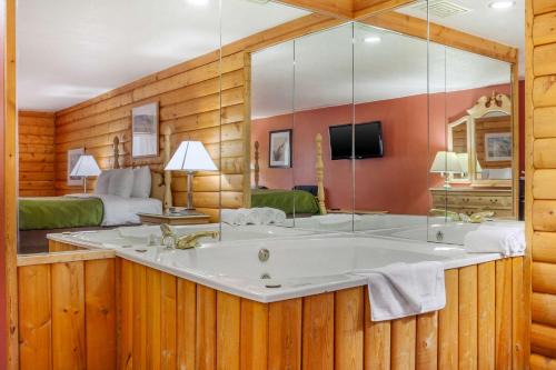 Prairie Du Chien Hotel | Relax at Quality Inn & Suites with Oceanfront Amenities
