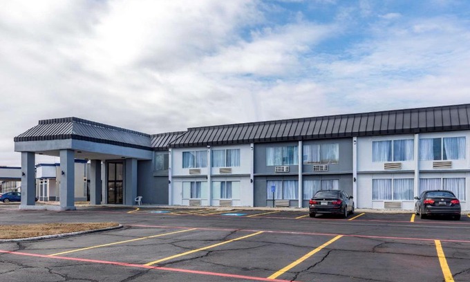 Sulphur Springs Hotel | Discover Quality Inn & Suites Sulphur Springs: Pet-Friendly Stay