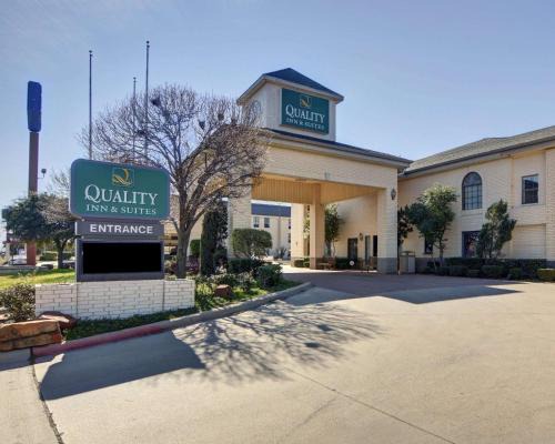 Weatherford Hotel | Pet-Friendly Quality Inn & Suites with Oceanfront Views