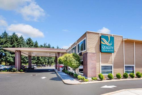 Pleasant Valley Hotel | Pet-Friendly Quality Inn & Suites with Pool in Vancouver