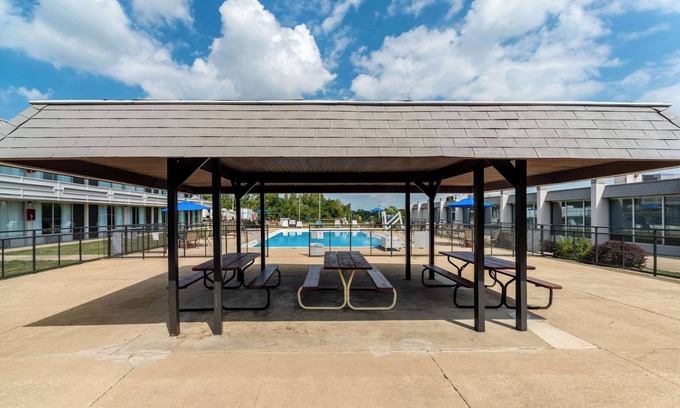 Vandalia Hotel | Convenient Stay at Quality Inn & Suites Vandalia with Pool