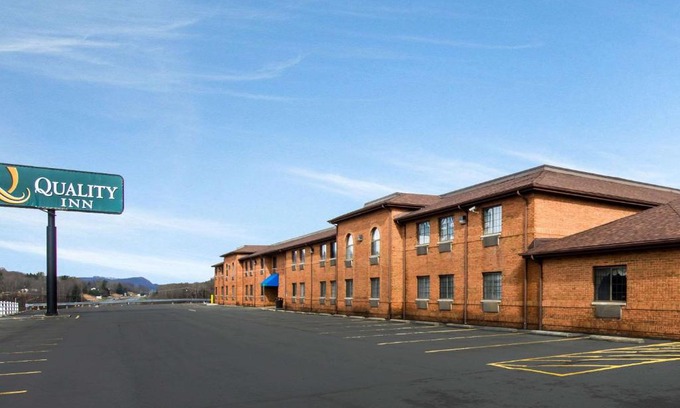 Summersville Hotel | Pet-Friendly Quality Inn with Pool and Family Amenities