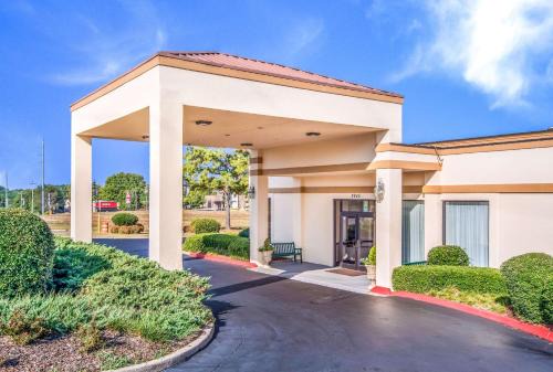 Suwanee Hotel | Pet-Friendly Getaway at Quality Inn Suwanee I-85