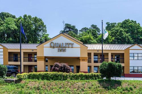 Roanoke Hotel | Welcoming Quality Inn Tanglewood: Pet Friendly & Eco Options