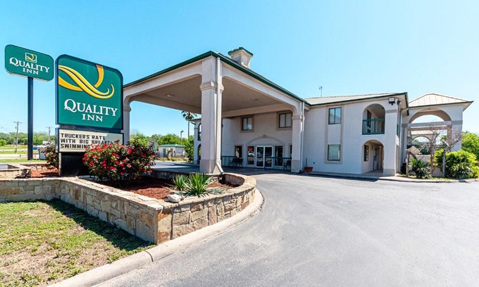 Three Rivers Hotel | Cozy Quality Inn: Pet-Friendly Stay with Ocean Views