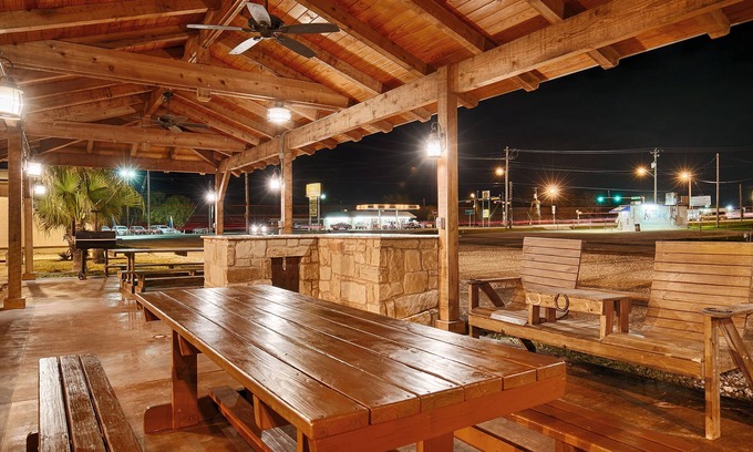 Three Rivers Hotel | Quality Inn: Family-Friendly Stay with Pool & Breakfast