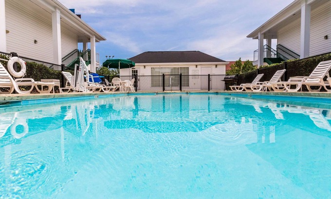 Trussville Hotel | Inviting Quality Inn Trussville with Pool & Family Amenities