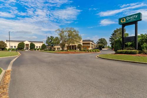 Union City Hotel | Comfortable Stay at Quality Inn Union City with Pool & Breakfast