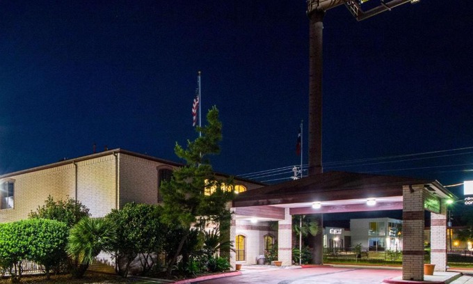 San Marcos Hotel | Convenient Quality Inn University with Pool near Downtown