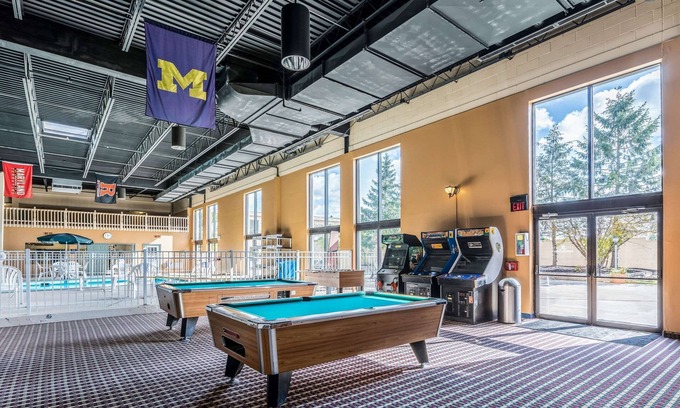 Lansing Hotel | Discover Quality Inn University: Family-Friendly Retreat