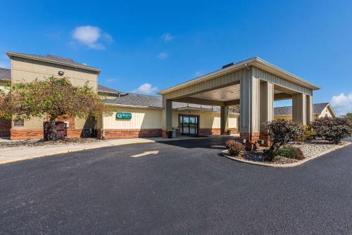 Upper Sandusky Hotel | Inviting Quality Inn with Pool and Family Amenities