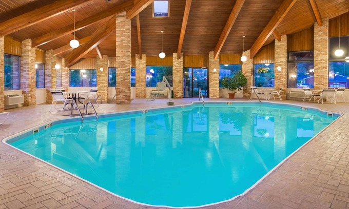 Athens Hotel | Quality Inn: Family-Friendly Stay with Pool & Breakfast
