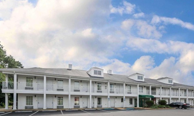 Bainbridge Hotel | Comfortable Quality Inn: Pet-Friendly with a Pool
