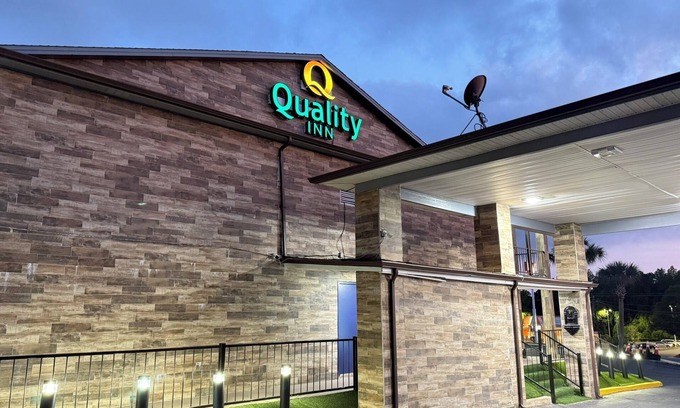 Crestview Hotel | Budget-Friendly Super 8 by Wyndham Crestview with Breakfast
