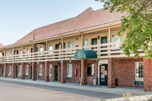 Findlay Hotel | Pet Friendly Quality Inn with Breakfast & Wheelchair Access