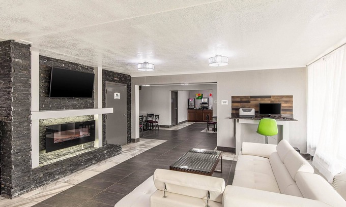 Forest City Hotel | Quality Inn: Family-Friendly Stay with Pool & Dining