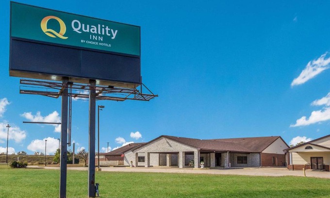 Grayville Hotel | Budget-Friendly Quality Inn with Pet-Friendly Amenities