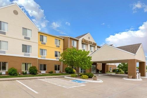 Kearney Hotel | Pet-Friendly Quality Inn Kearney with Pool & Ocean Views