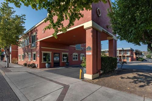 Madras Hotel | Cozy Quality Inn: Oceanfront Stay with Pet-Friendly Amenities