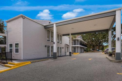Biloxi Hotel | Pet-Friendly Quality Inn with Family Amenities and Accessibility