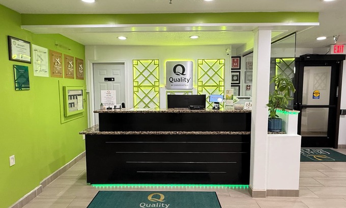 Russell Hotel | Quality Inn: Highly Rated Hotel with Spa & Family Amenities