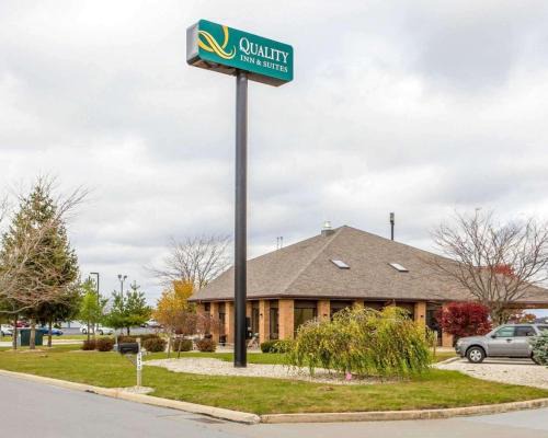 St. Marys Hotel | Comfortable Quality Inn: Pet-Friendly with Pool Access