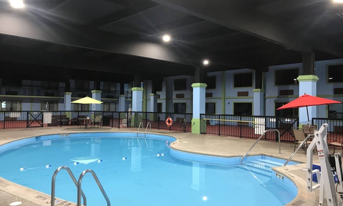 Vincennes Hotel | Relax at Quality Inn with Pool, Breakfast & Family Amenities