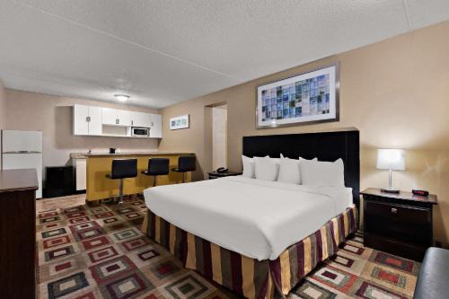 Wayne Hotel | Pet-Friendly Quality Inn Wayne with Oceanfront Views