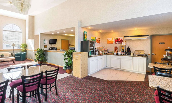 Weston Hotel | Budget-Friendly Quality Inn Weston with Pool & Breakfast