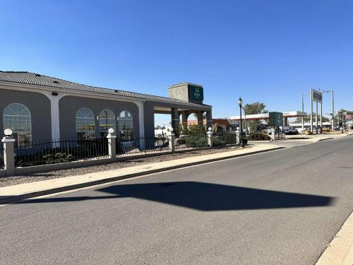 Winslow Hotel | Pet-Friendly Quality Inn Winslow I-40 with Pool Access