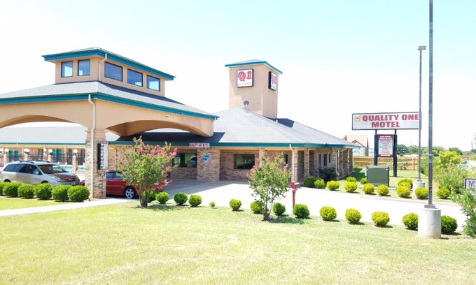 Weatherford Hotel | Quality One Motel: Family-Friendly Stays with Pool Access