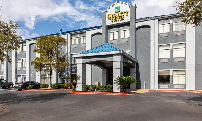 Franklin Park Hotel | Quality Suites: Family-Friendly Getaway with Private Pool
