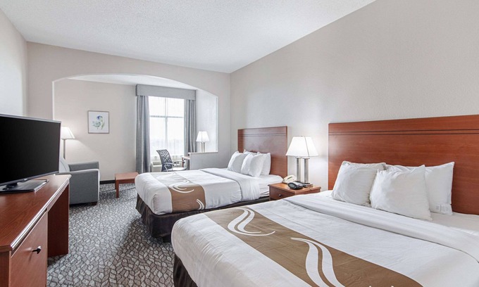 Franklin Park Hotel | Comfortable Quality Suites South with Pool and Spa Amenities