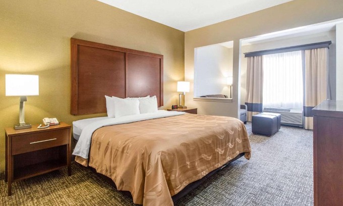 Corbin Hotel | Quality Suites: Family-Friendly Retreat with Pool Access