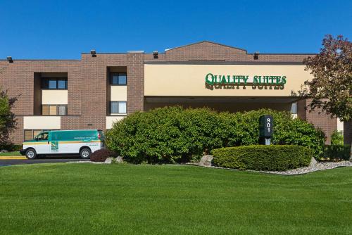 Lansing Hotel | Comfortable Quality Suites: Pet-Friendly with Free Breakfast