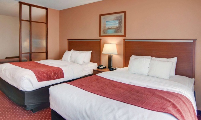 Mabank Hotel | Top-Rated Quality Suites Near Cedar Creek Lake with Hot Tub