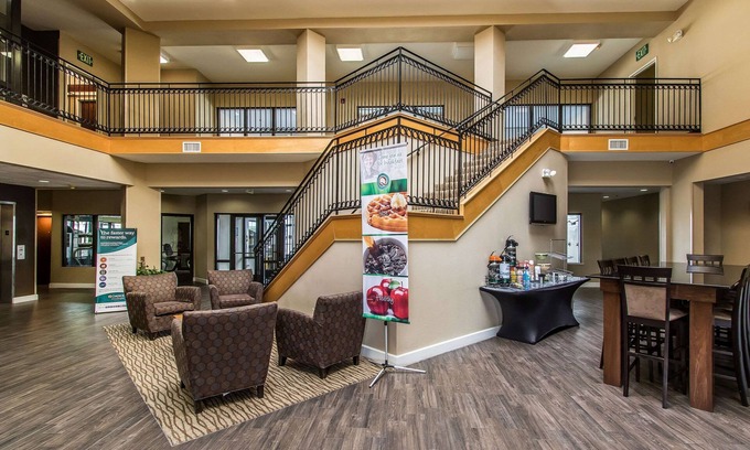 New Iberia Hotel | Quality Suites New Iberia: Family-Friendly with Pool & Dining