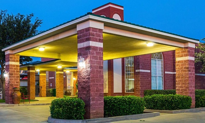 Lubbock Hotel | Comfortable Quality Suites with Pool and Breakfast Options