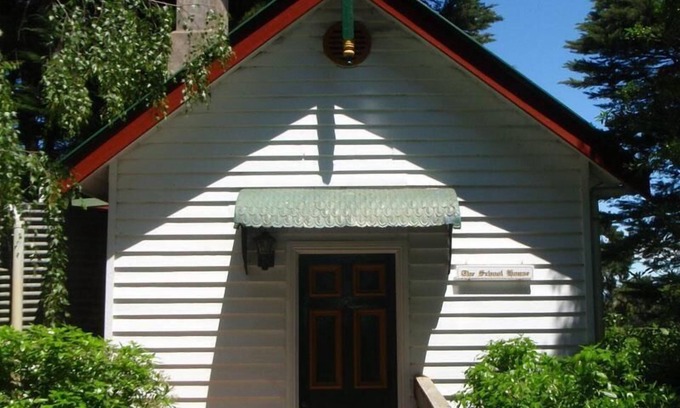 Woolsthorpe Hotel | Discover Quamby Homestead: Family-Friendly with Pool & Breakfast
