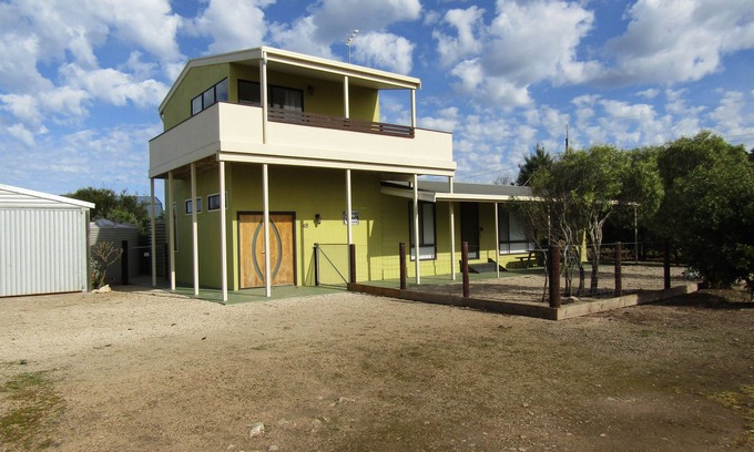 Moorowie House | Beautiful Quandong Beach Shack - Steps to the Ocean!