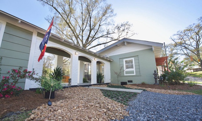 Laurel Cottage | Relax at Quant Cottage: Spa Retreat with Family-Friendly Perks