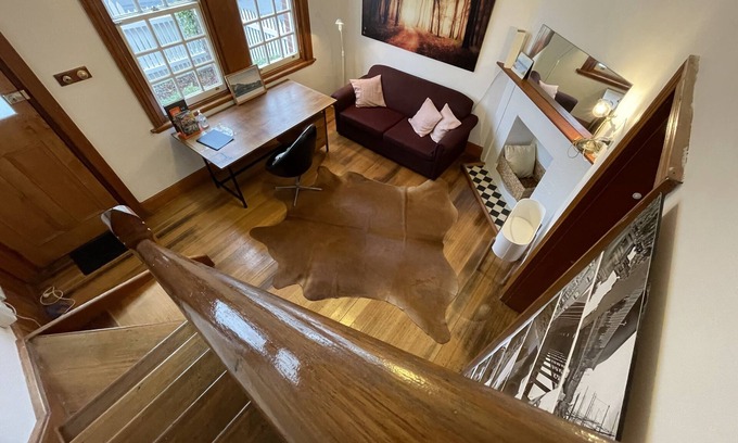 West Hobart House | Welcoming Quarry Town House in West Hobart, Steps to City
