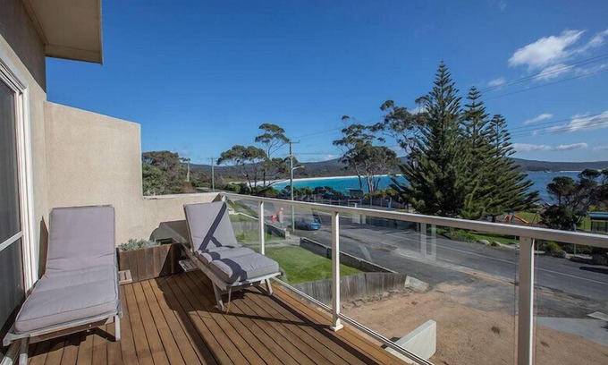 Binalong Bay Apartment | Guest Rated 9.8: Quarterdeck Apartment with Family-Friendly Amenities