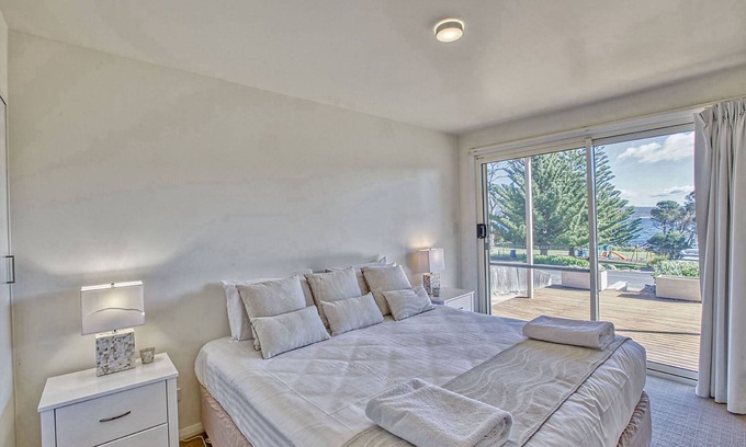 Binalong Bay House | Oceanfront Quarterdeck Apartment with Breakfast & Great Views
