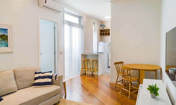 Leblon Apartment | Elegant Retreat in Quarto e Sala Coração do Leblon